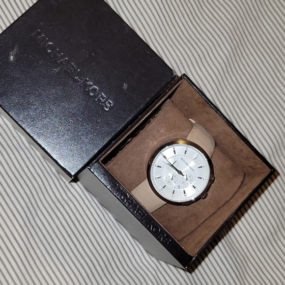 Like new Beige leather Michael Kors watch - Picture 5 of 8